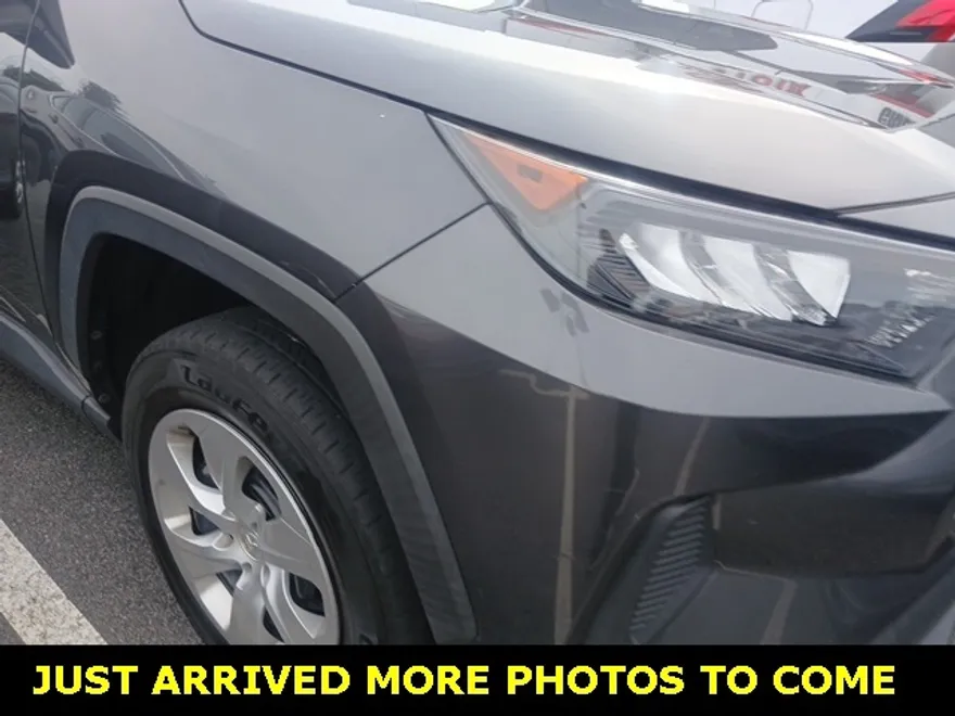 2020 Toyota RAV4 LE photo 1