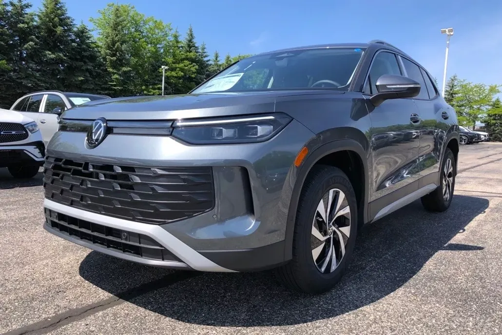 2025 Volkswagen Tiguan S photo 1