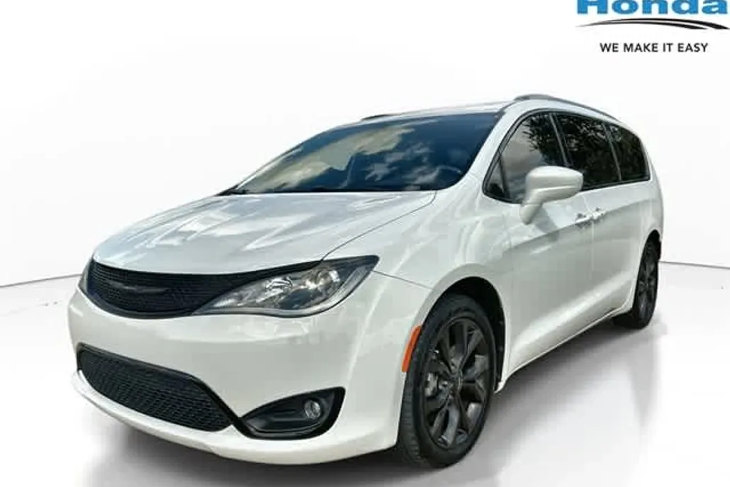 2020 Chrysler Pacifica Touring L photo 1