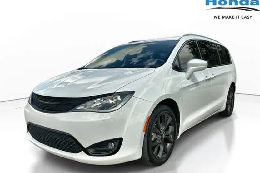 2020 Chrysler Pacifica Touring L photo 1