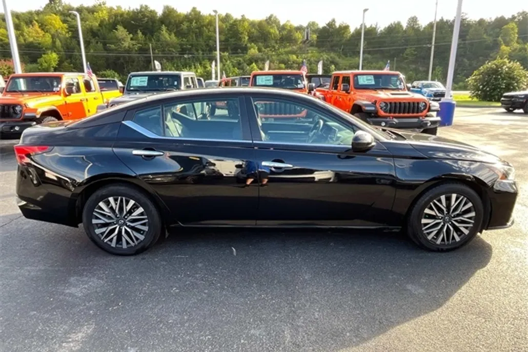 2023 Nissan Altima 2.5 SV photo 1