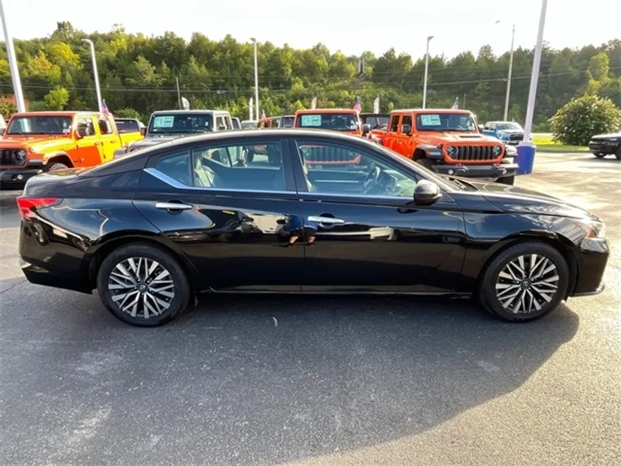 2023 Nissan Altima 2.5 SV photo 1