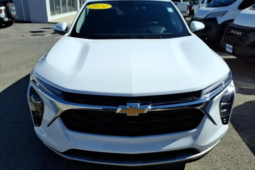 2024 Chevrolet Trax LT photo 1