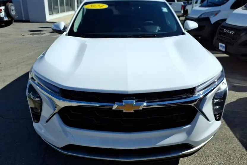 2024 Chevrolet Trax LT photo 1