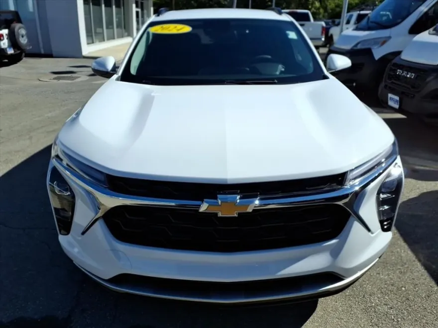 2024 Chevrolet Trax LT photo 1