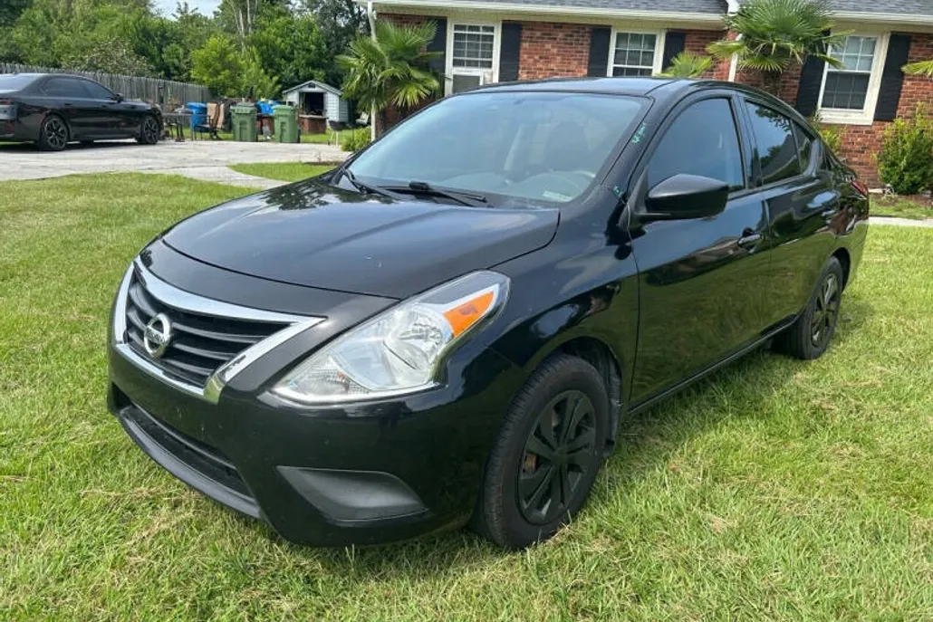 2019 Nissan Versa SV photo 1
