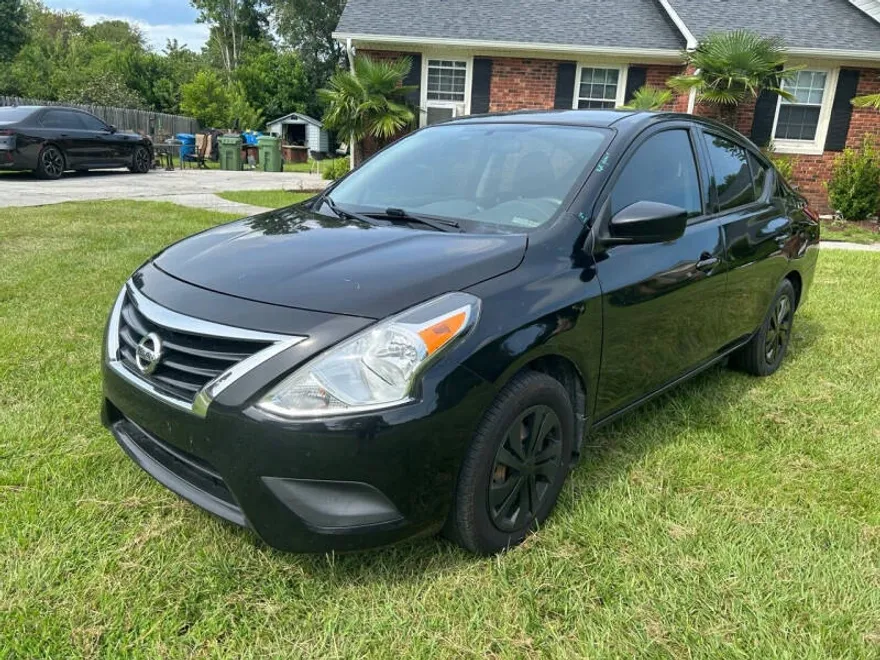 2019 Nissan Versa SV photo 1