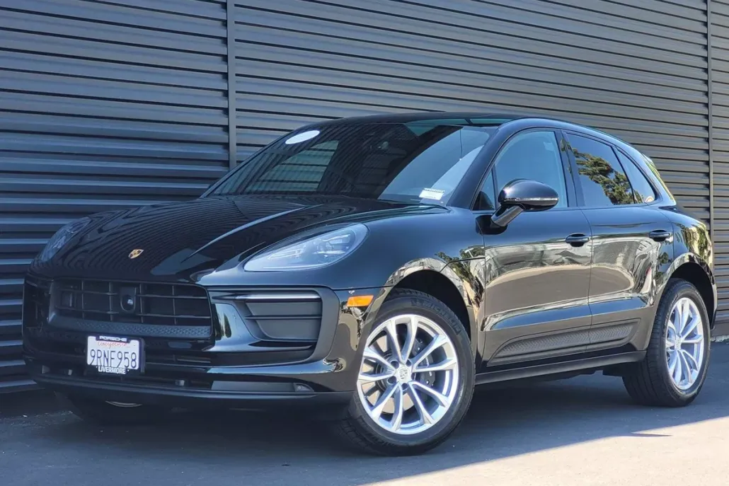 2025 Porsche Macan T photo 1