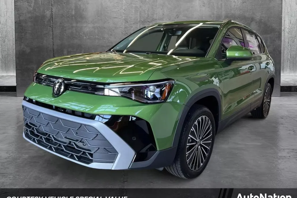 2025 Volkswagen Taos SE photo 1