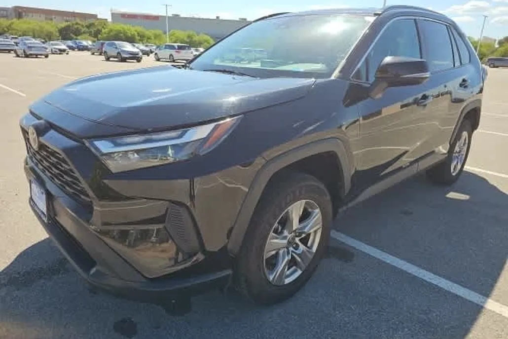 2023 Toyota RAV4 XLE photo 1