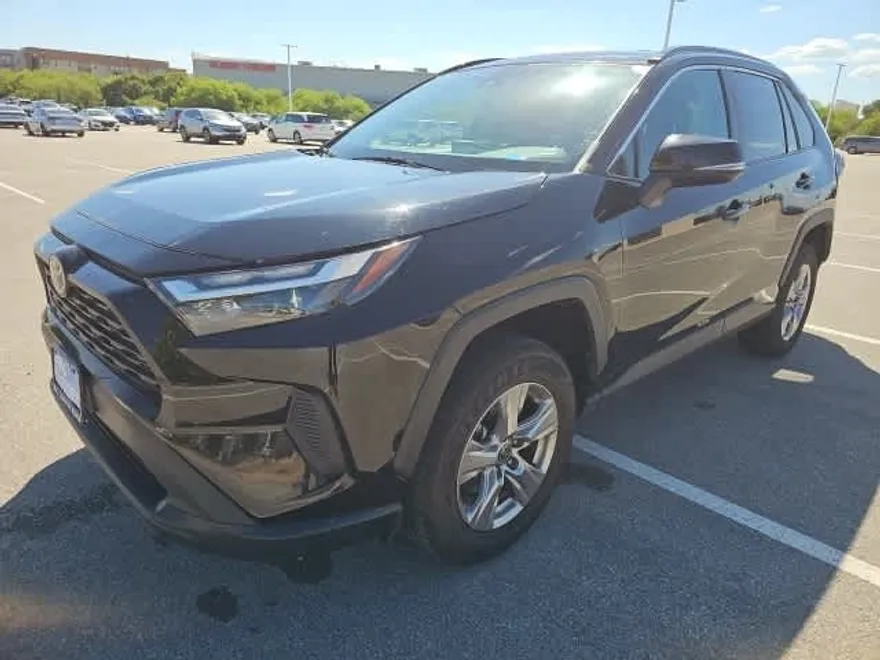 2023 Toyota RAV4 XLE photo 1