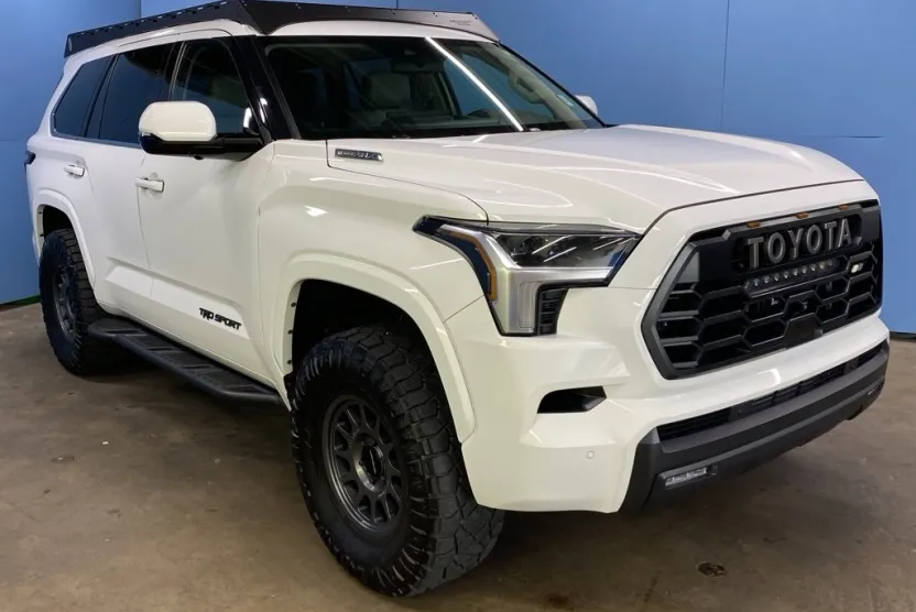 2023 Toyota Sequoia SR5 photo 1