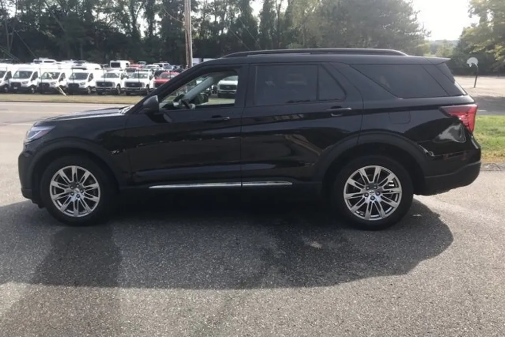 2025 Ford Explorer photo 1