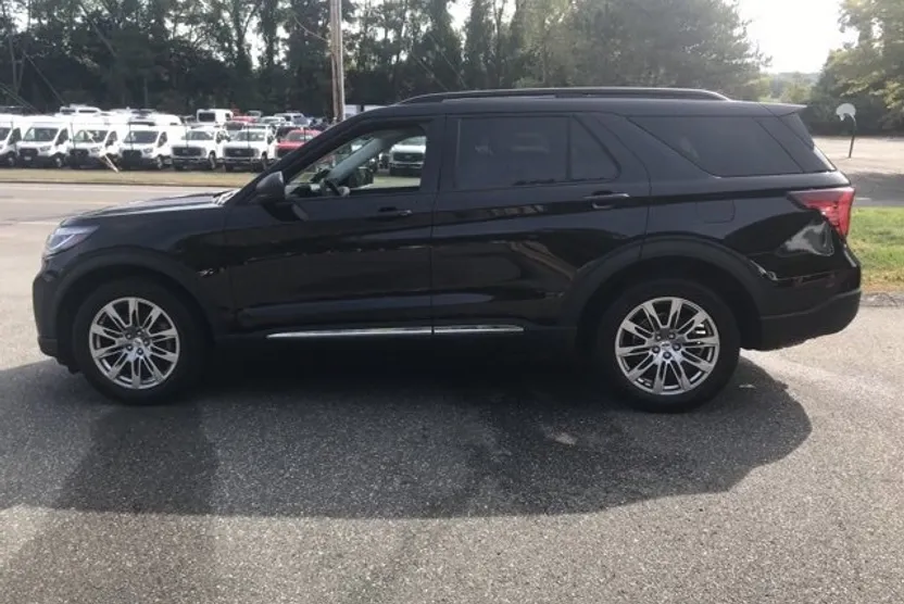 2025 Ford Explorer photo 1