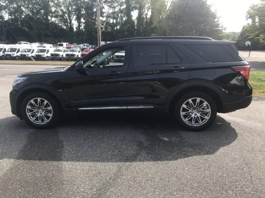 2025 Ford Explorer photo 1