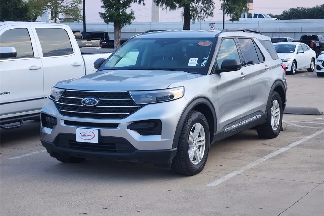 2023 Ford Explorer XLT photo 1