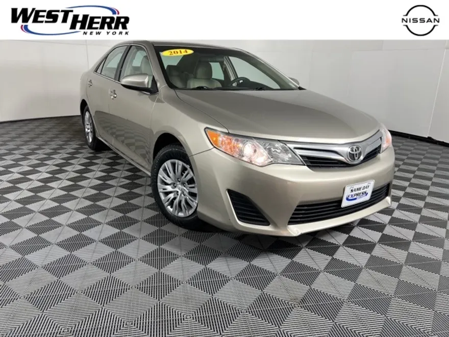 2014 Toyota Camry SE photo 1