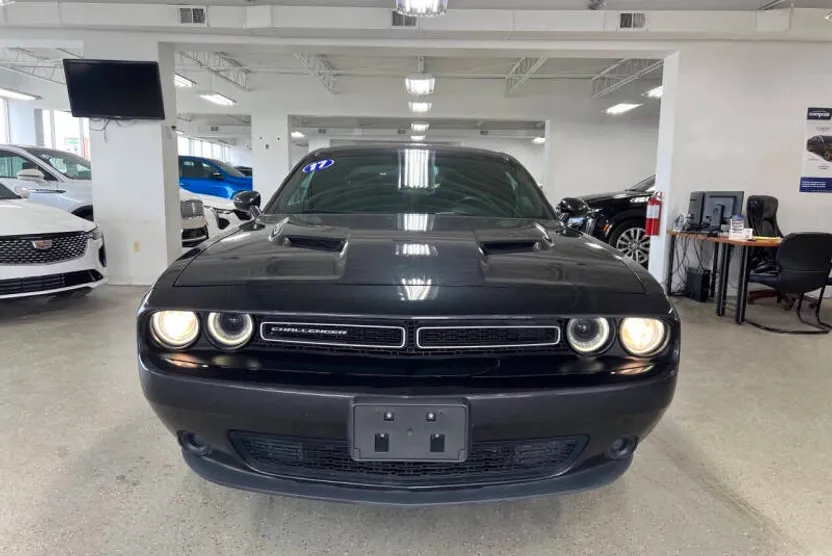 2017 Dodge Challenger SXT photo 1