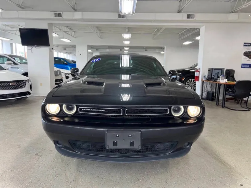 2017 Dodge Challenger SXT photo 1