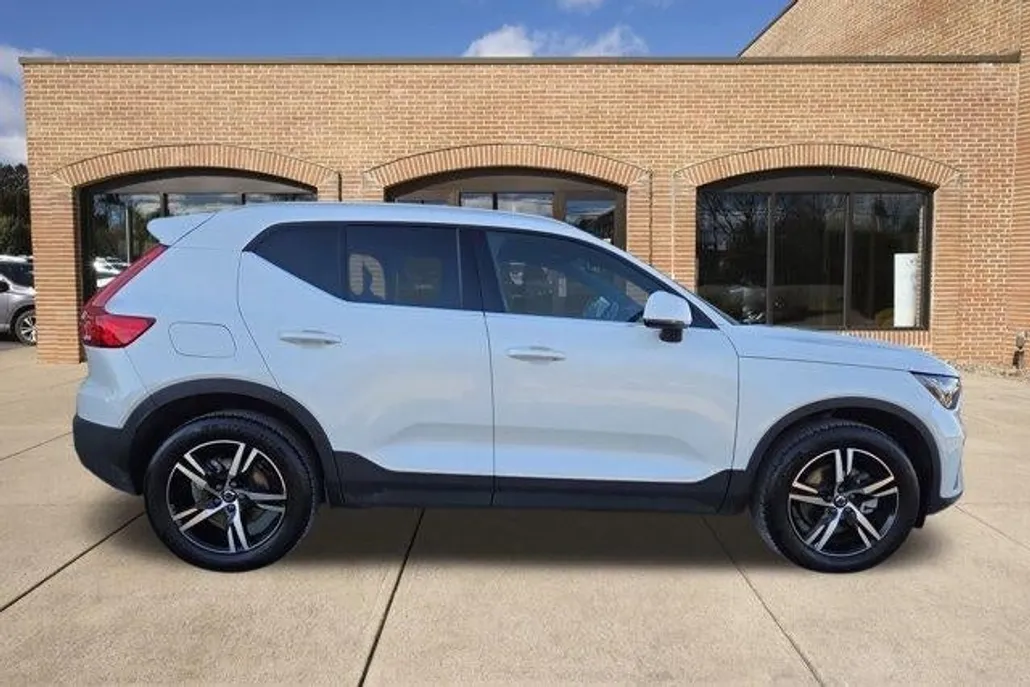2024 Volvo XC40 AWD Core photo 1