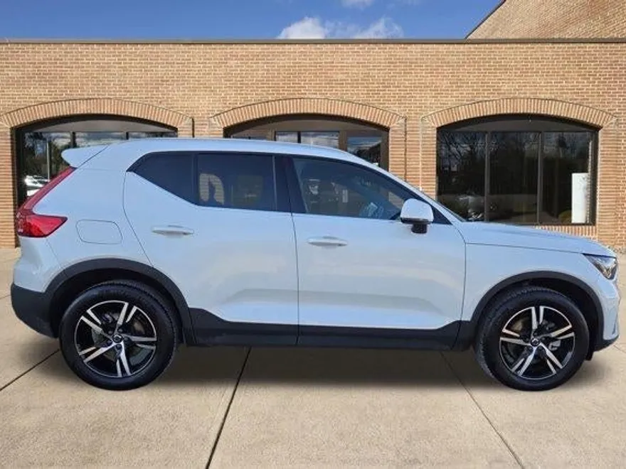 2024 Volvo XC40 AWD Core photo 1