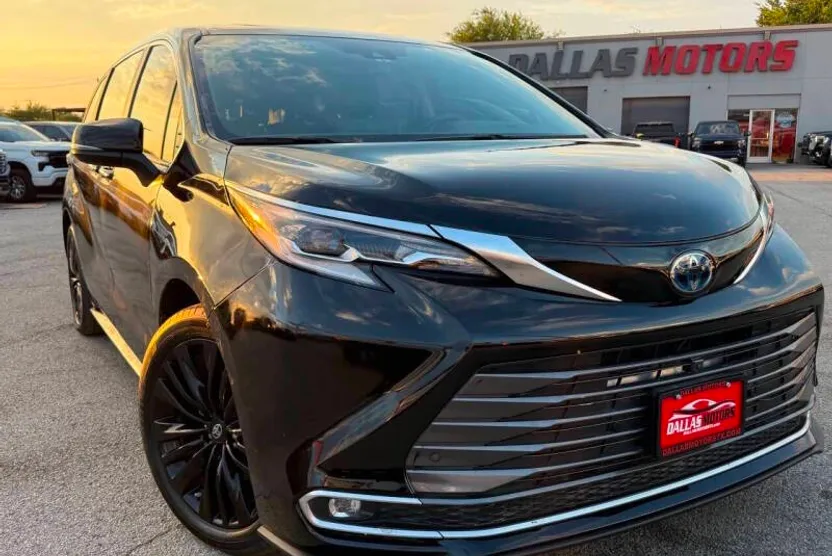 2022 Toyota Sienna Platinum photo 1