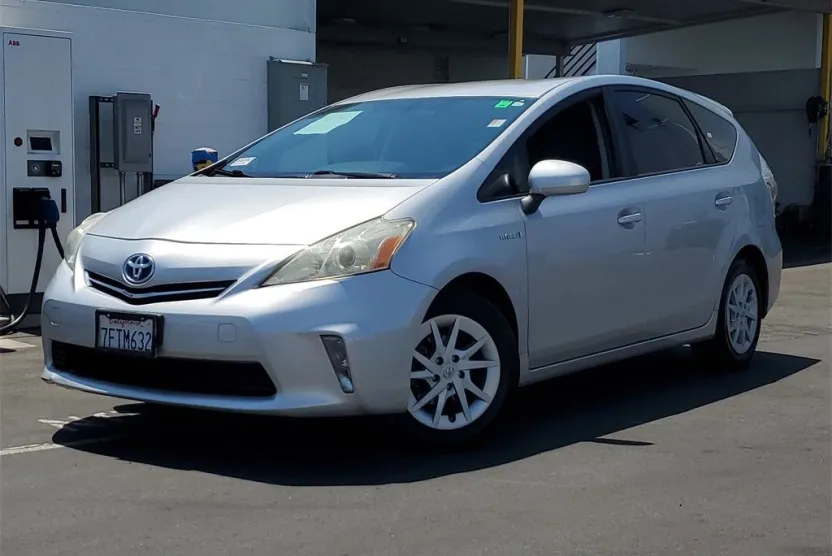 2014 Toyota Prius V Two photo 1