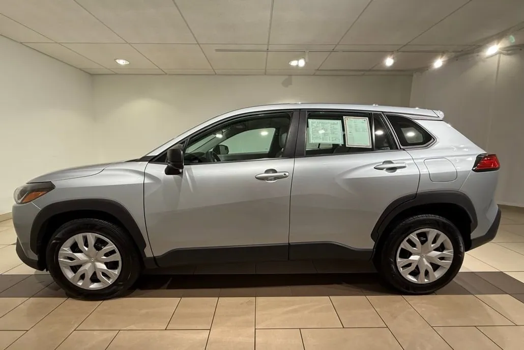 2023 Toyota Corolla Cross L photo 1