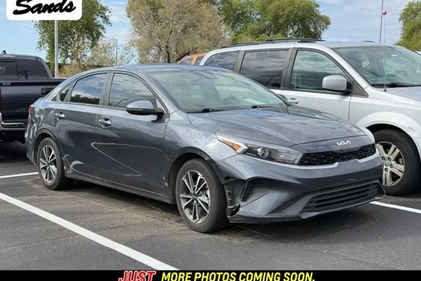 2023 Kia Forte LXS photo 1
