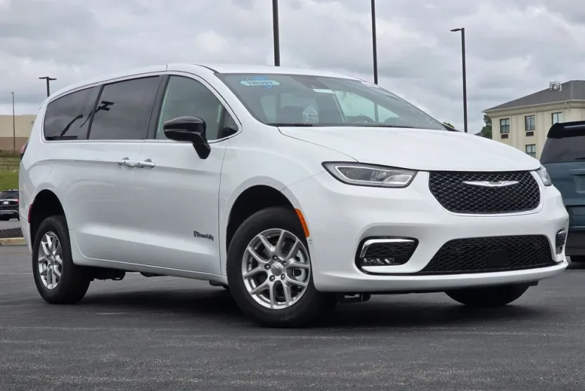 2025 Chrysler Pacifica photo 1