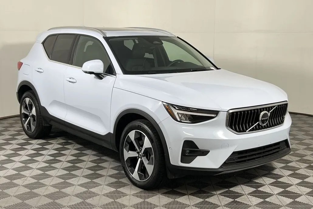2025 Volvo XC40 Plus photo 1