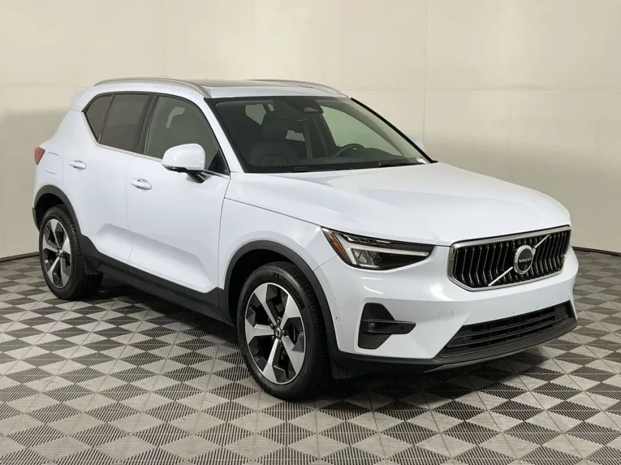 2025 Volvo XC40 Plus photo 1