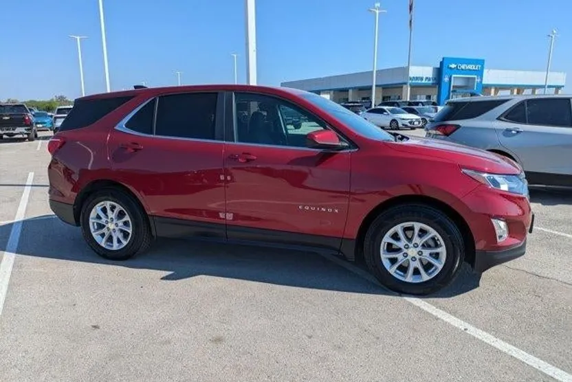 2021 Chevrolet Equinox LT photo 1