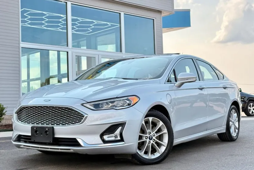 2019 Ford Fusion Energi Titanium photo 1