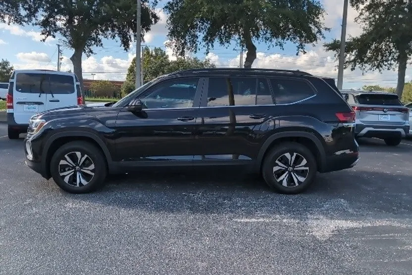 2024 Volkswagen Atlas SE photo 1