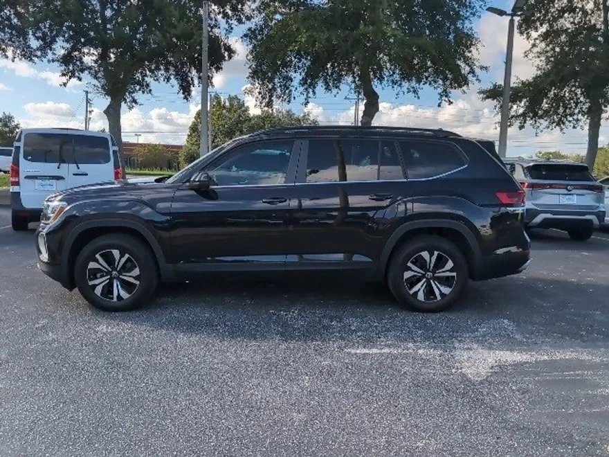 2024 Volkswagen Atlas SE photo 1