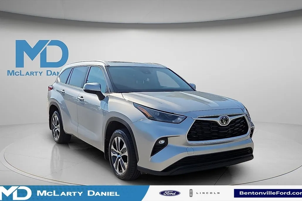 2023 Toyota Highlander L photo 1