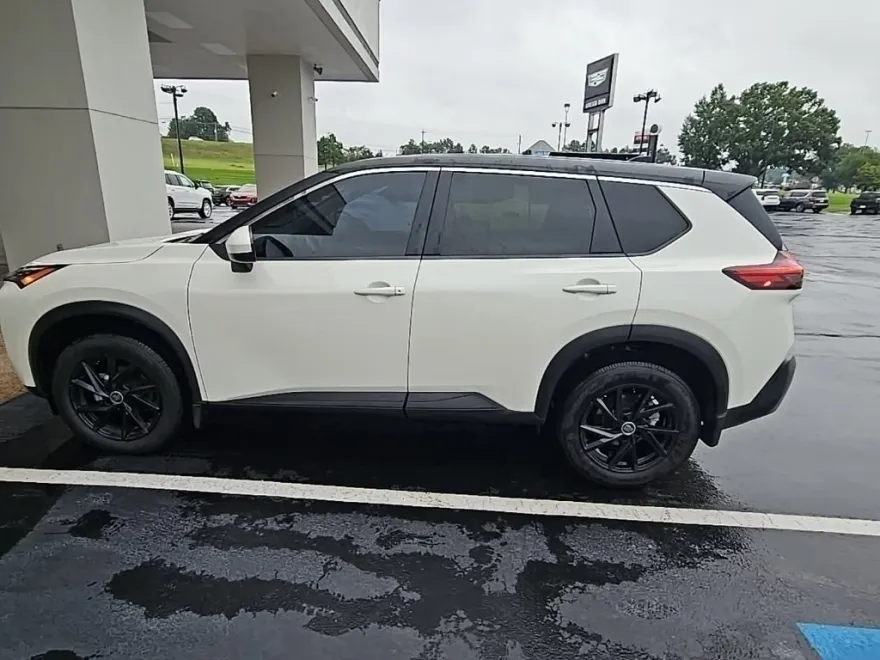 2023 Nissan Rogue SV photo 1