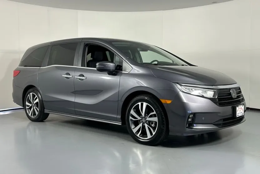2024 Honda Odyssey Touring photo 1
