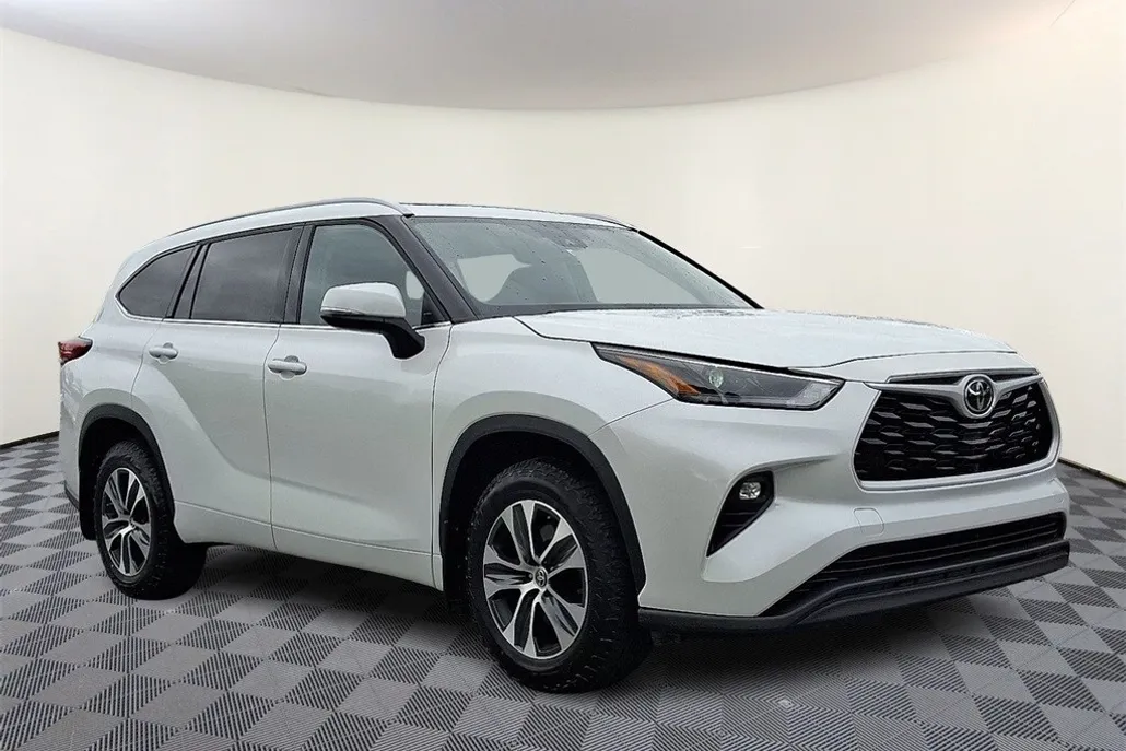 2022 Toyota Highlander XLE photo 1