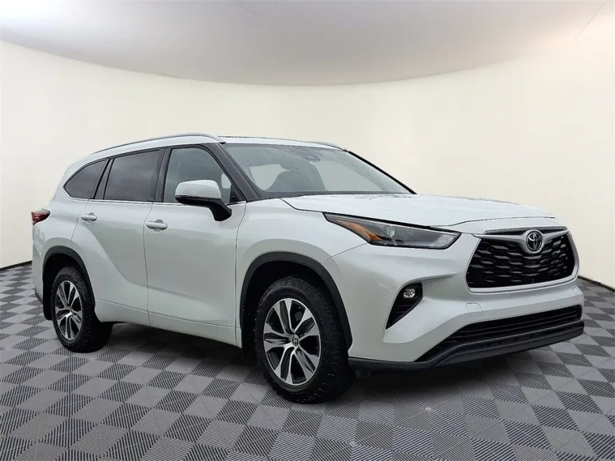 2022 Toyota Highlander XLE photo 1