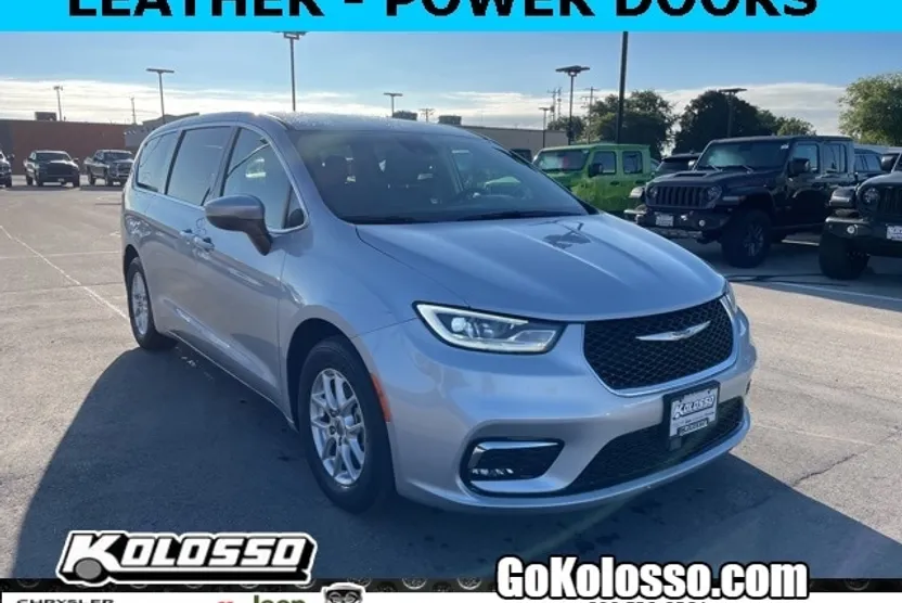 2023 Chrysler Pacifica Touring L photo 1
