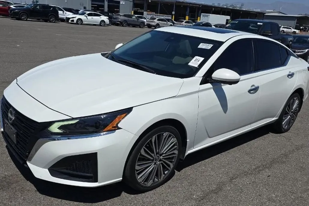 2023 Nissan Altima 2.5 SL photo 1