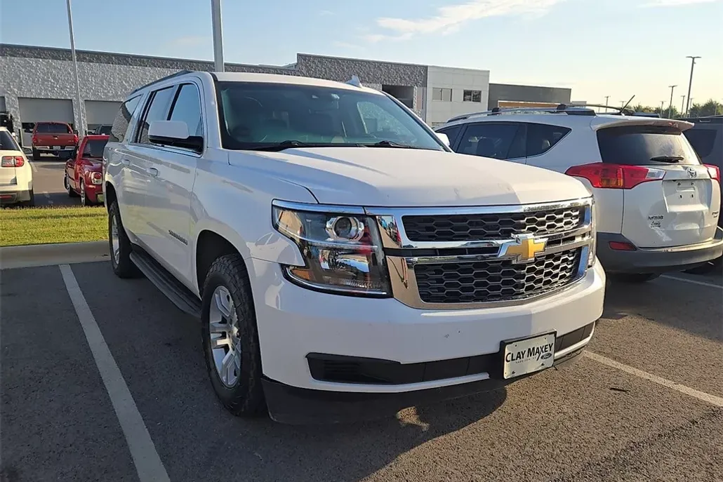 2019 Chevrolet Suburban LT photo 1
