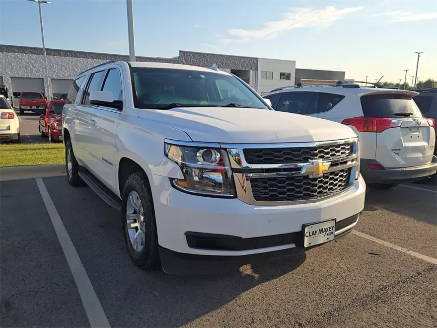 2019 Chevrolet Suburban LT photo 1