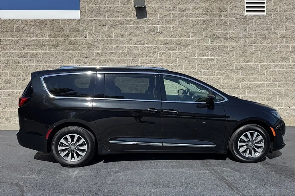 2020 Chrysler Pacifica Touring Plus photo 1