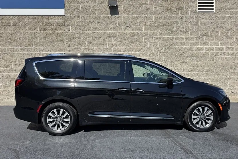 2020 Chrysler Pacifica Touring Plus photo 1