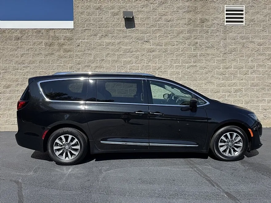 2020 Chrysler Pacifica Touring Plus photo 1