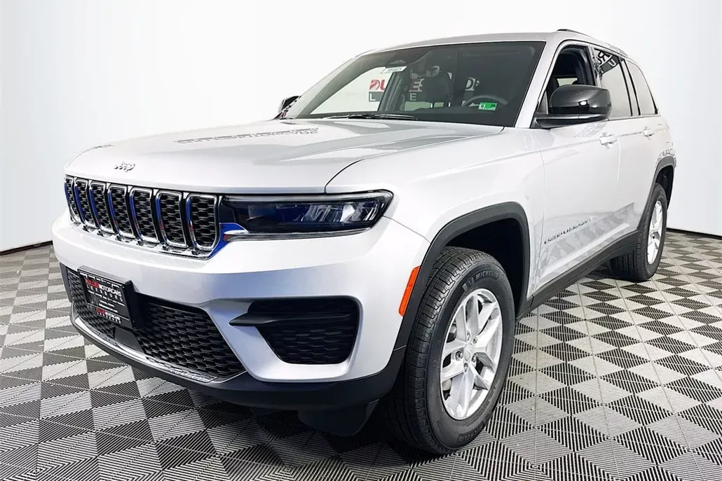 2025 Jeep Grand Cherokee Laredo photo 1