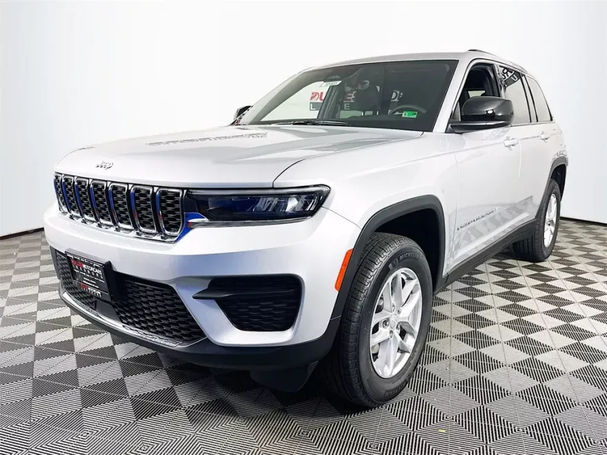 2025 Jeep Grand Cherokee Laredo photo 1